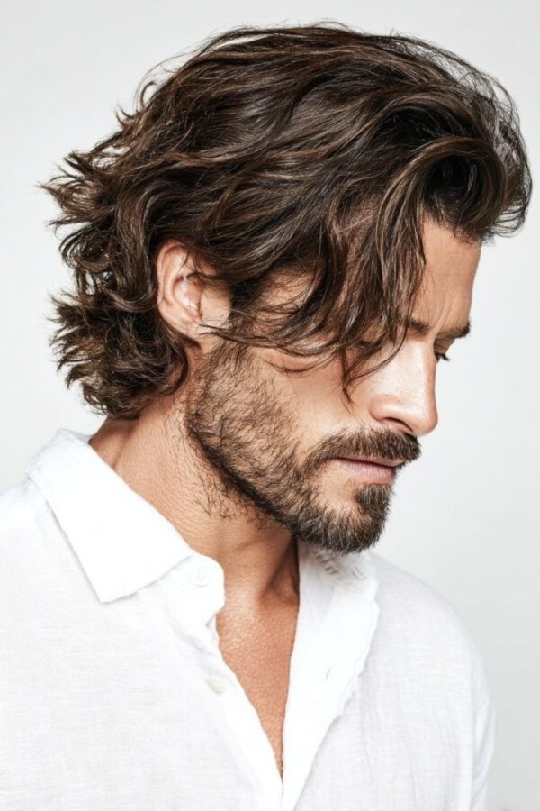 Coiffure homme mi-long tendance 2025