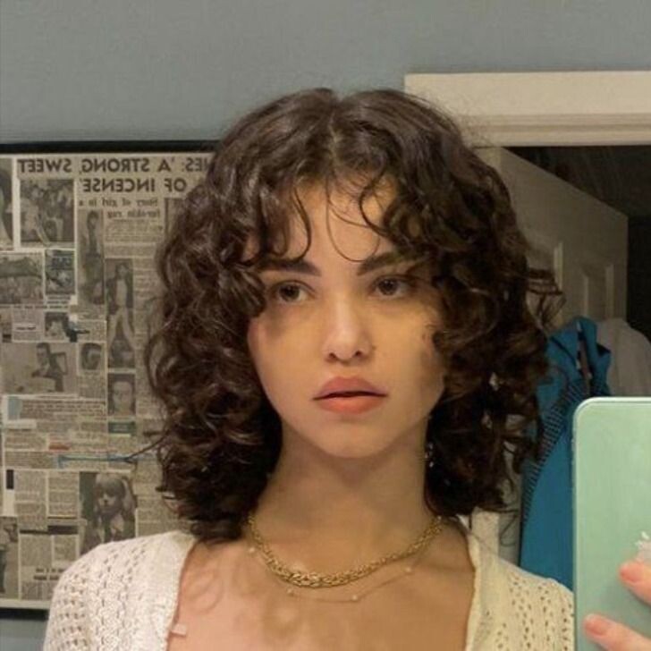 coupe courte bouclés tendance