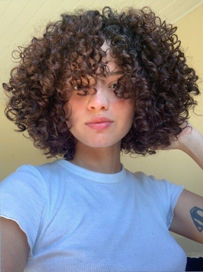 coupe courte bouclés tendance