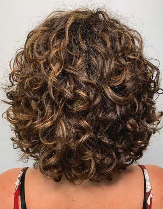 coupe courte bouclés tendance