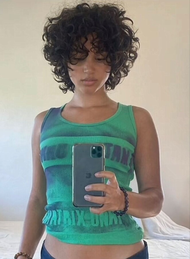 coupe courte cheveux ondulés