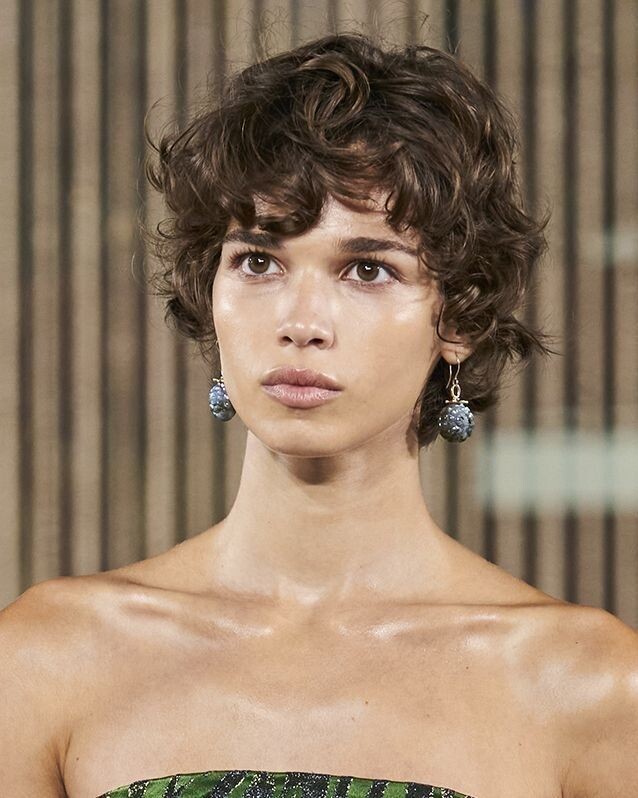 coupe courte cheveux frisés