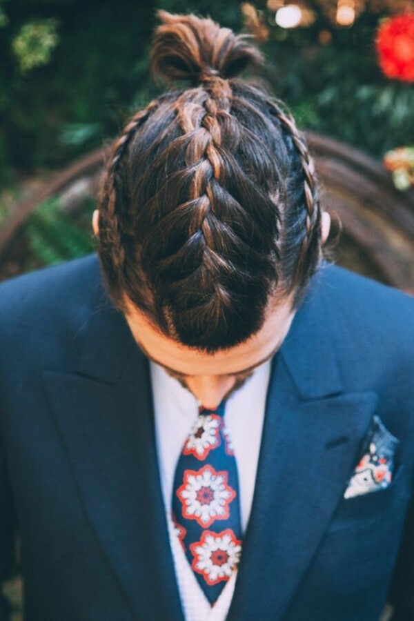Coiffure élégante pour cheveux courts de mariage masculin
