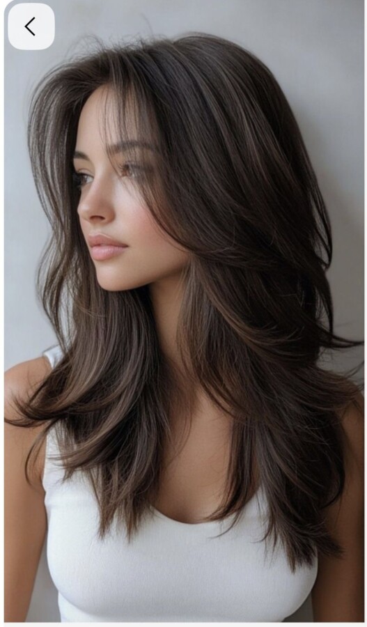 femme cheveux mi-longs