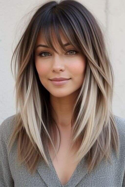 Coiffure tendance avec frange effilée